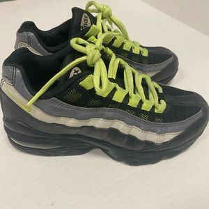 Always 👀 cool Nike airmax sneakers 👟.